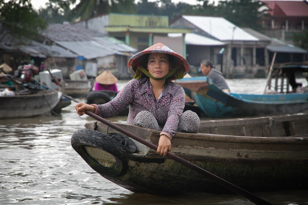  A girl in the floating market - Vietnam